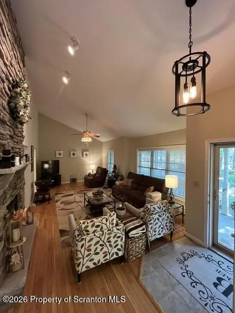 5 Cardinal DR, Gouldsboro, PA 18424