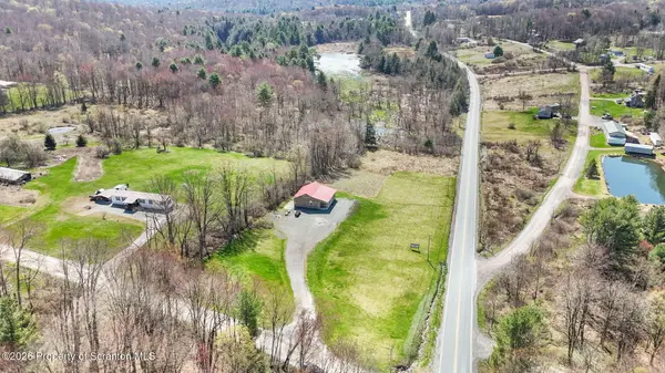 6 Duran RD, Equinunk, PA 18417