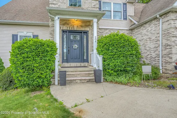 204 Red Oak DR, Olyphant, PA 18447