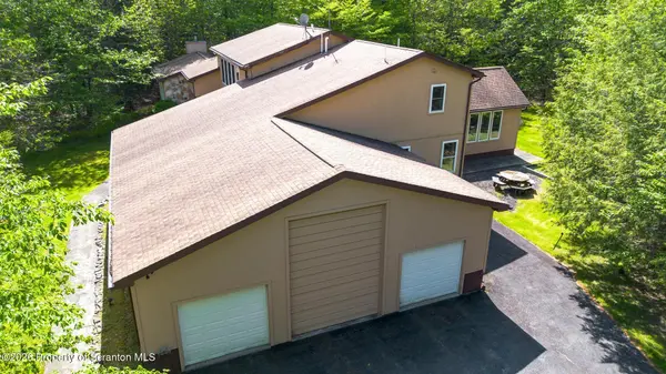 58 Bender RD, Gouldsboro, PA 18424