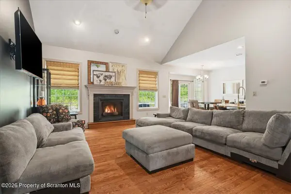 99 Hilltop RD, Waverly Twp, PA 18414