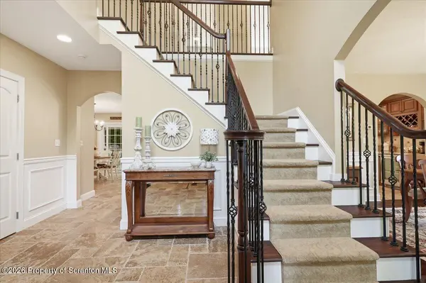 1030 Scenic DR, Clarks Summit, PA 18411