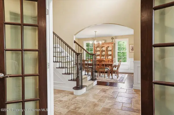 1030 Scenic DR, Clarks Summit, PA 18411