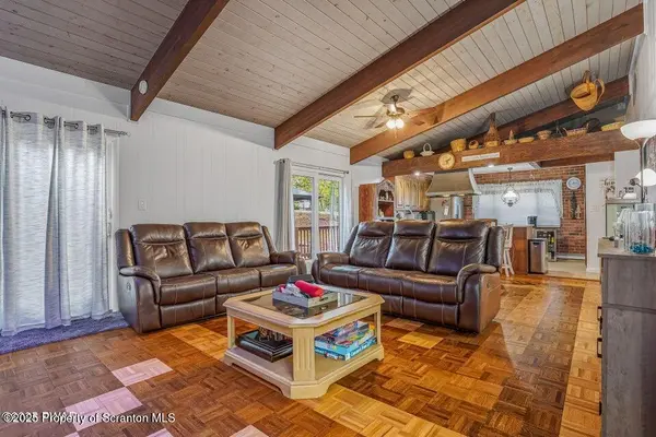 1045 Mountain Top DR, Lake Ariel, PA 18436
