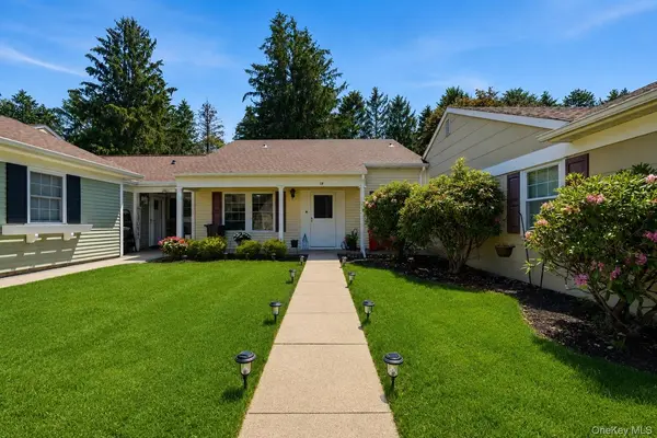 58 Hearthside DR, Mount Sinai, NY 11766