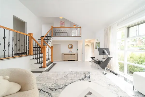 1 Horizon RD, Great Neck, NY 11020