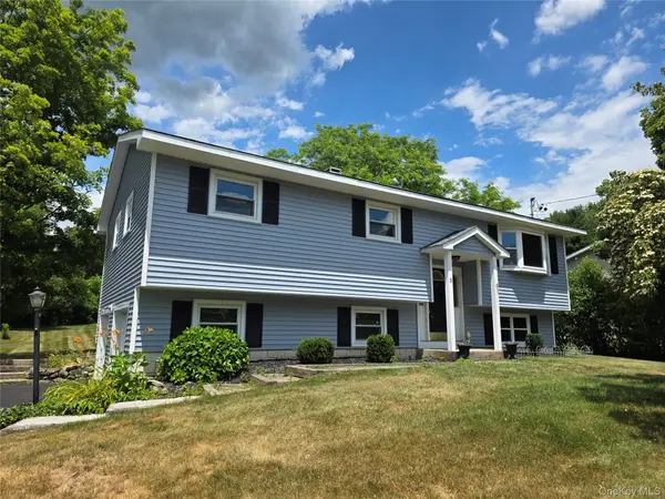 3 Abbey RD, Hyde Park, NY 12538