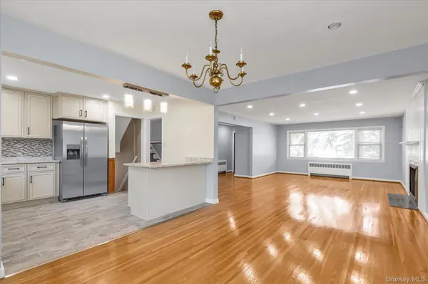 49 Middlecamp RD, Westbury, NY 11590