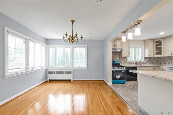 49 Middlecamp RD, Westbury, NY 11590