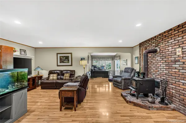 21 Straub DR, Pleasant Valley, NY 12569