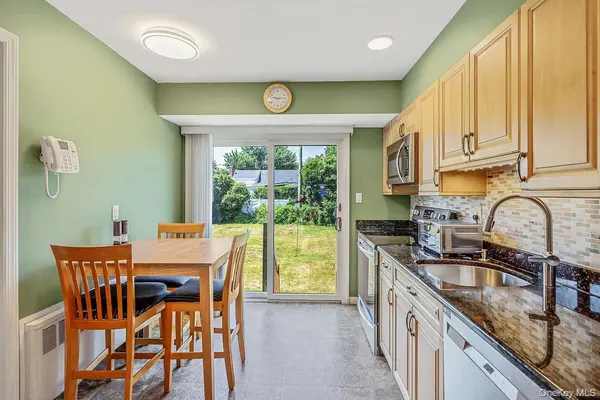 18 Brocton LN, Kings Park, NY 11754