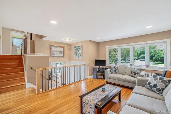 18 Brocton LN, Kings Park, NY 11754