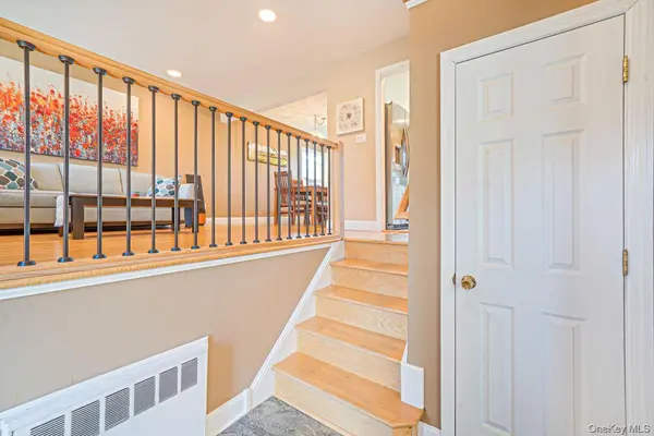 18 Brocton LN, Kings Park, NY 11754