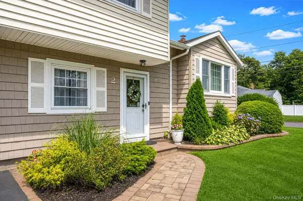 2 Gould DR, Lake Grove, NY 11755