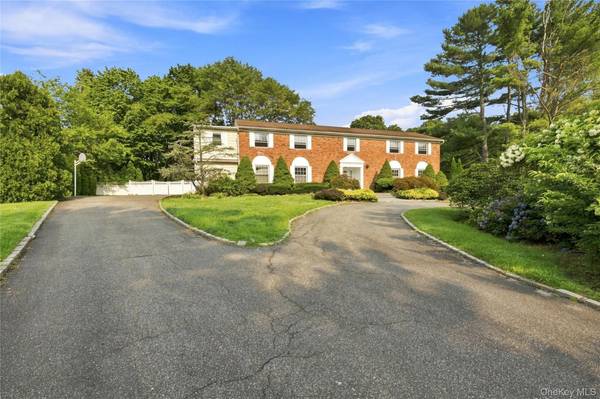 34 Lisa CT, Syosset, NY 11791