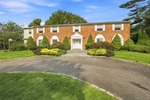 34 Lisa CT, Syosset, NY 11791