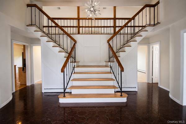 34 Lisa CT, Syosset, NY 11791