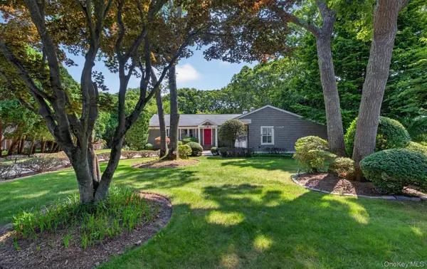9 Acorn PATH, East Quogue, NY 11942