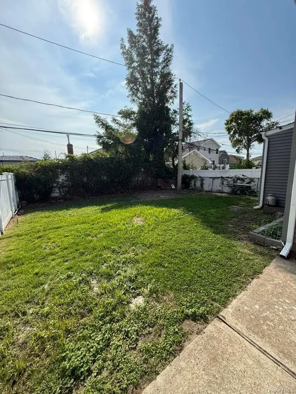 47 Newport RD, Island Park, NY 11558