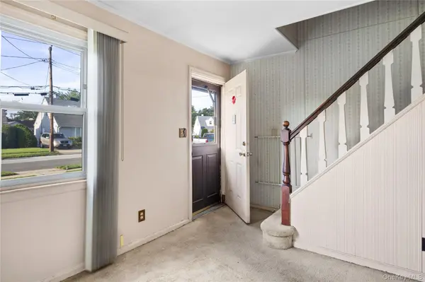 44 Pine LN, Valley Stream, NY 11581