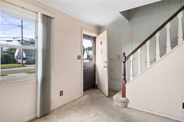 44 Pine LN, Valley Stream, NY 11581