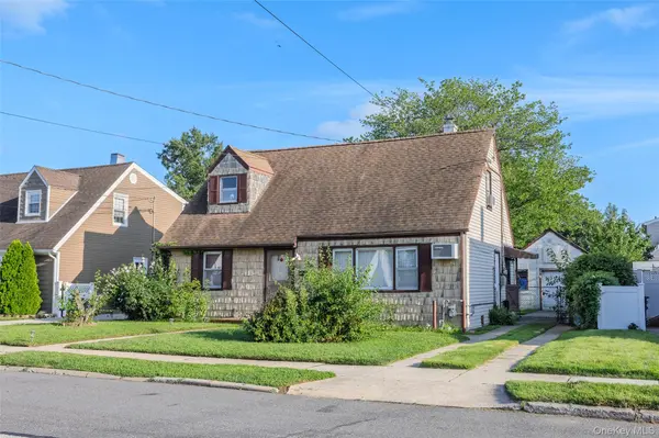 44 Pine LN, Valley Stream, NY 11581