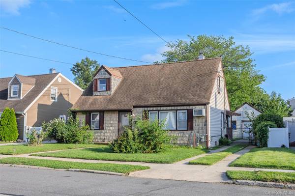 44 Pine LN, Valley Stream, NY 11581