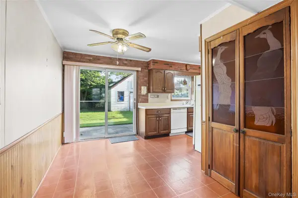 44 Pine LN, Valley Stream, NY 11581