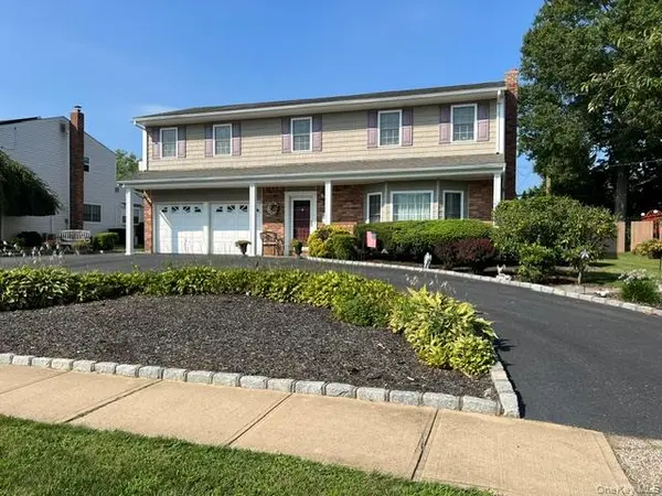 32 Columbine LN, Kings Park, NY 11754