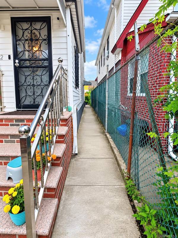 188-42 Woodhull AVE, Hollis, NY 11423