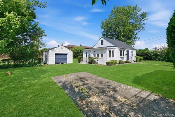 310 West DR, Copiague, NY 11726