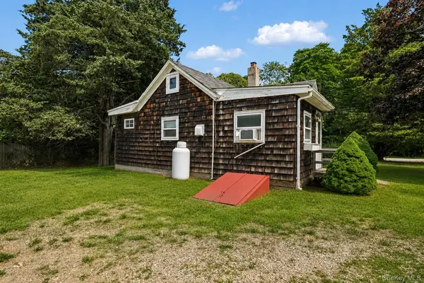 35 Spinner LN, East Hampton, NY 11937