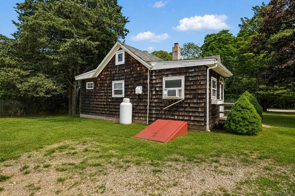 35 Spinner LN, East Hampton, NY 11937