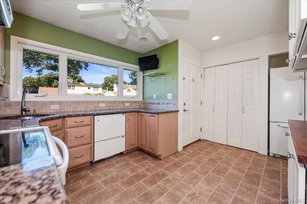 162 Twin LN, Wantagh, NY 11793
