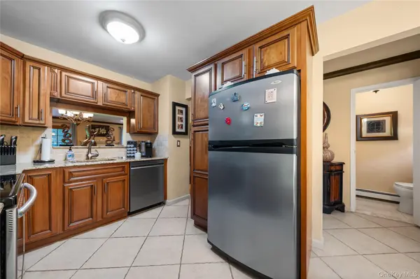 4 Lyndon CT, Bohemia, NY 11716