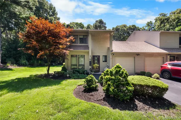 4 Lyndon CT, Bohemia, NY 11716
