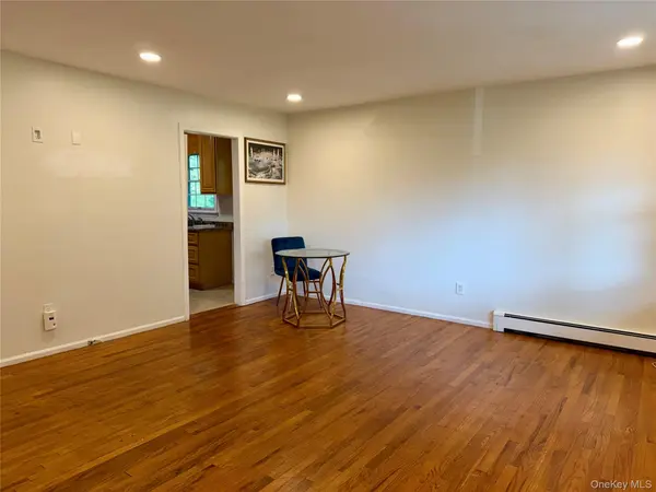 7 Gables CT, Dix Hills, NY 11746