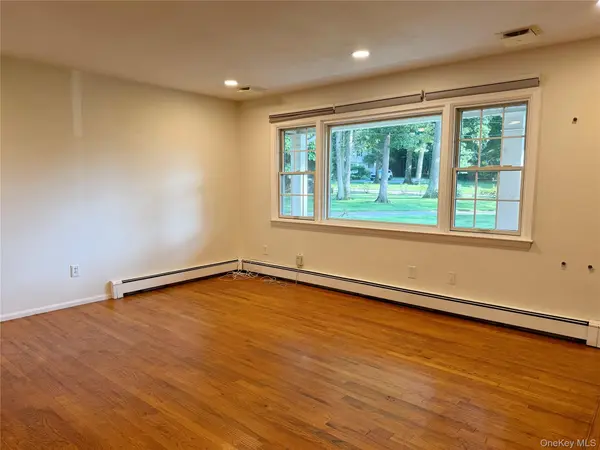 7 Gables CT, Dix Hills, NY 11746