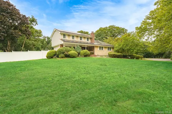 2 Village DR, Dix Hills, NY 11746
