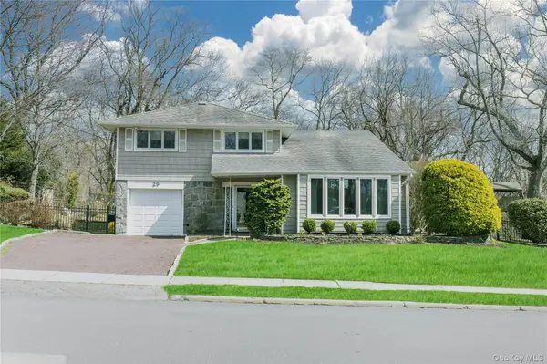 29 Serpentine LN, Old Bethpage, NY 11804