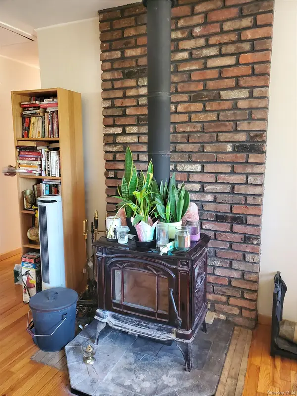 5 Columbia RD, Hicksville, NY 11801