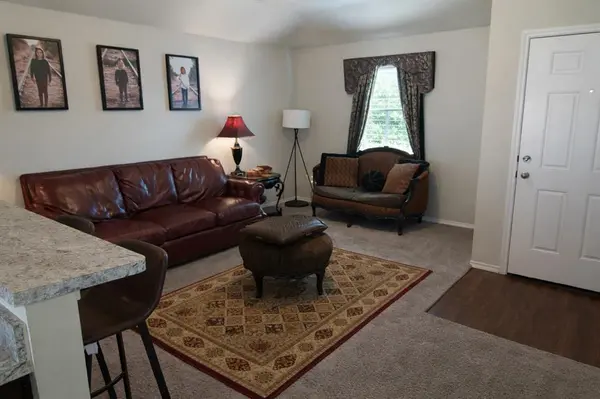 1921 W Hunters Springs WAY, Mustang, OK 73064