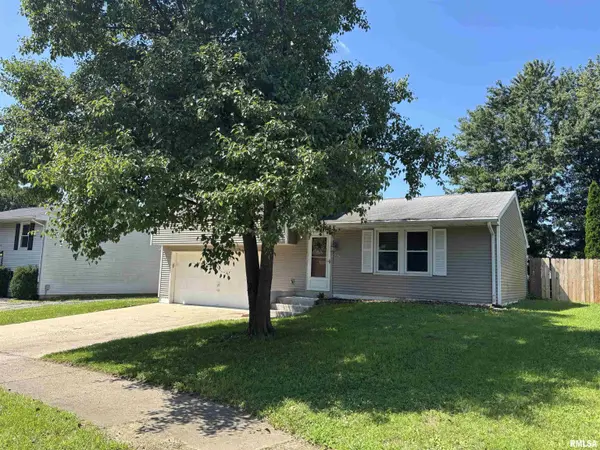 4437 W CASTLETON RD, Peoria, IL 61615