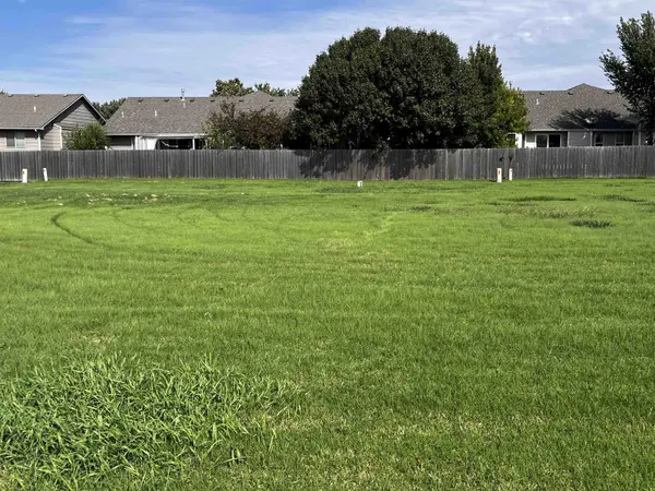 1212 Lazy Creek Ct, Newton, KS 67114
