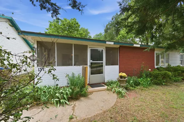 137 N Davidson Ave, Bentley, KS 67016