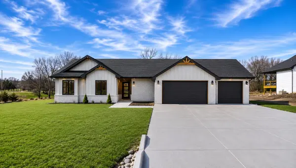 2880 E Ofelia St, Valley Center, KS 67147