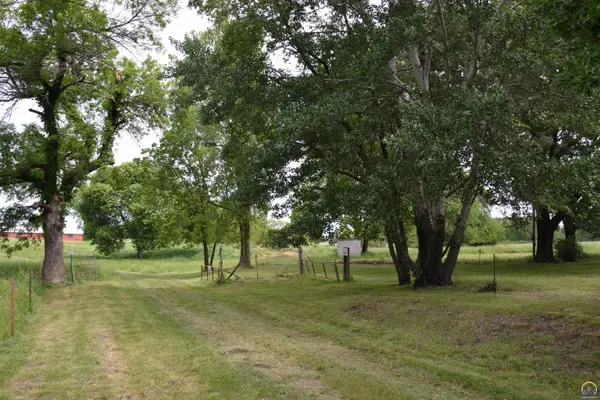 728 E Santa Fe Ave, Burlingame, KS 66413