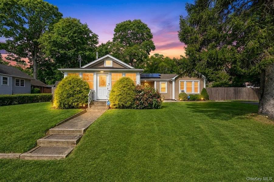 30 Pansy RD, Rocky Point, NY 11778