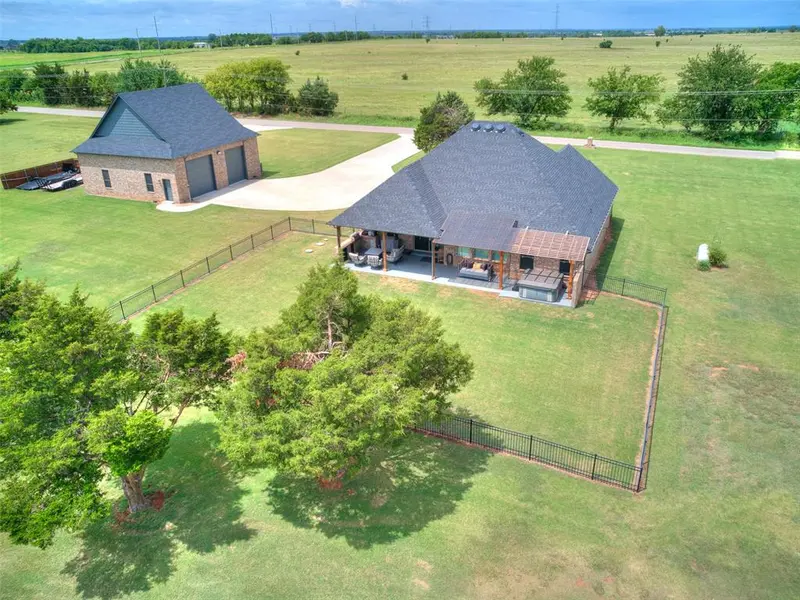 2040 S MAY AVE, Guthrie, OK 73044