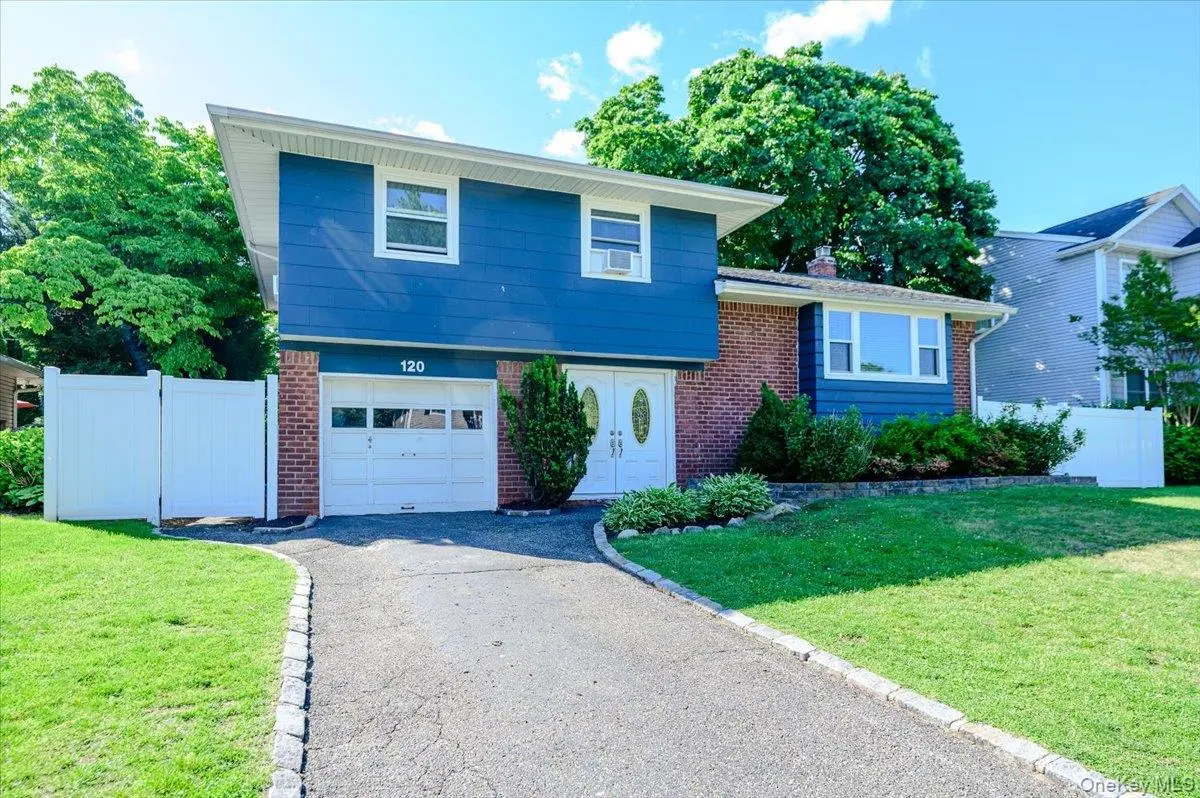 120 Sutton DR, Plainview, NY 11803